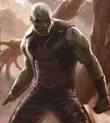 Drax fue un humano pero ha sido resucitado con tecnología extraterrestre.